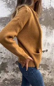 Primer plano de una chaqueta de punto de canalé amarillo mostaza con bolsillos laterales