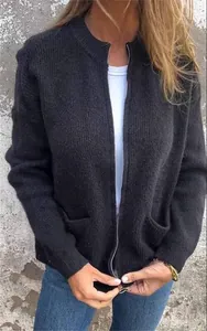 Detalle de chaqueta de punto negra con cremallera y prácticos bolsillos.