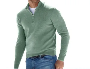 Detalle de jersey casual para hombre en verde salvia con cremallera corta y tejido térmico