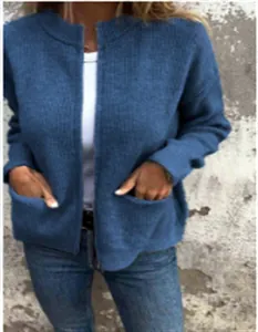 Blaue Grobstrickjacke für Damen mit modischem Stehkragen und praktischen großen Taschen