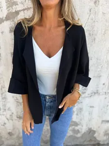 Giacca cardigan nera casual in finto scamosciato da donna in ambiente lifestyle