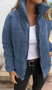Dettaglio della giacca di velluto a coste blu con collo alto da donna per autunno