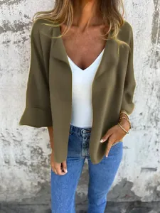 Primo piano del tessuto scamosciato verde oliva e del bavero drappeggiato da donna