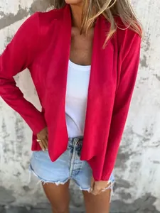 Detailansicht des roten Cardigans aus Wildlederimitat, Textur und Passform am Modell.