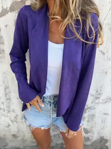 Detailansicht eines lässigen lila Damen-Cardigans aus Wildlederimitat mit weicher Textur