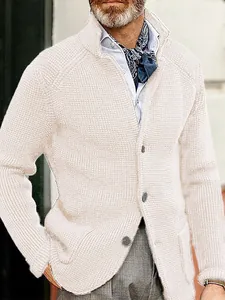 Cárdigan casual para hombre en blanco roto con punto de gofre, botones y cuello alto.