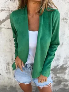 Detailansicht eines lebhaften grünen Damen-Wildleder-Cardigans mit weichem Finish