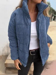 Elegante giacca da donna in velluto a coste blu con collo alto e maniche lunghe