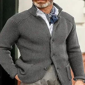 Elegante cárdigan gris de punto para hombre con cuello alto y clásica textura de gofres.