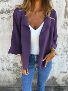 Vorderansicht einer lila Damen-Cardigan-Jacke aus Wildlederimitat