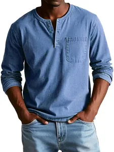 Detailansicht eines schmal geschnittenen blauen langärmeligen Henley-Shirts für Herren