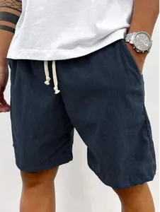 Dettaglio dei pantaloncini in velluto a coste blu navy per uomo con coulisse bianca regolabile.