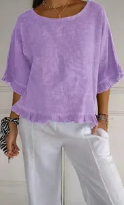 Détail d'une blouse femme en coton et lin violet avec ourlet à volants et coupe ample
