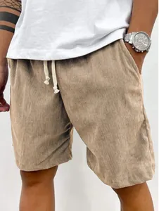 Dettaglio di pantaloncini in velluto a coste kaki da uomo con coulisse e texture fine