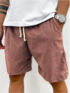 Dettaglio dei pantaloncini in velluto a coste mattone da uomo con coulisse in vita.