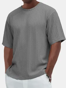 Gros plan d'un t-shirt gris à manches courtes pour hommes avec motif texturé chic.