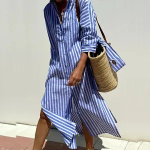 Robe chemise à rayures bleues et blanches avec un sac en paille