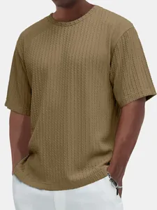 Détail de la texture en maille torsadée verticale d'un t-shirt marron à col rond pour hommes