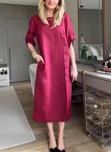 Elegante abito midi rosso ampio con bottoni laterali e maniche corte