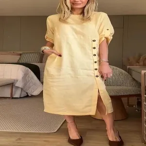 Elegante abito midi in cotone e lino giallo pallido con bottoni laterali e spacco alla moda.