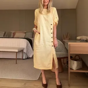Elegante abito estivo in lino giallo a maniche corte con bottoni decorativi laterali