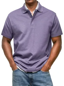 Vista dettagliata di una polo casual da uomo di colore viola con abbottonatura nascosta sul davanti