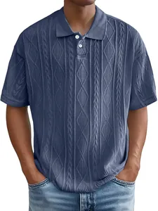 Detailansicht eines blauen Herren-Strickpolos mit aufwendigem Rautenmuster-Struktur