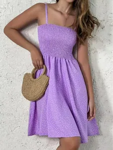 Détail d'une mini-robe violette à pois avec un bustier smocké sur un mannequin