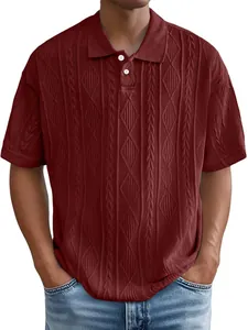 Nahaufnahme eines weinroten Herren-Polohemds mit Retro-Textur und klassischem Reverskragen