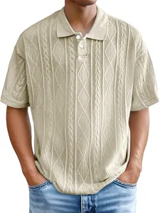 Detailansicht eines beigefarbenen Herren-Polohemds mit Vintage-Zopfmuster-Struktur.