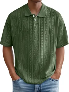 Nahaufnahme des olivgrünen Herren-Poloshirts mit aufwendiger Zopfstrickstruktur und Knöpfen