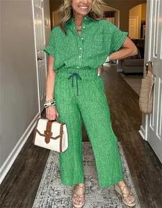Look completo di un set camicia a righe verdi e pantaloni a gamba larga su modella