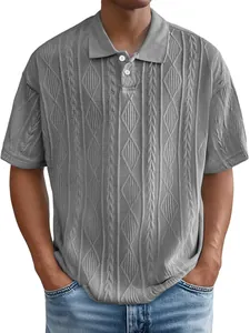 Nahaufnahme des grauen Strick-Poloshirts mit komplizierten Retro-Diamantmustern