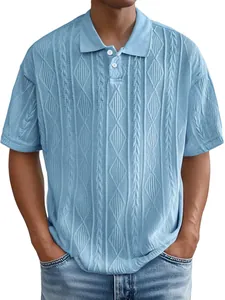 Detailansicht des hellblauen Herren-Strickpoloshirts mit stilvollem Strukturmuster.