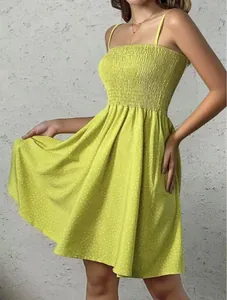 Détail d'une robe d'été courte à pois vert citron avec bustier froncé élastique