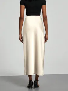 Eleganter champagnerfarbener Satin-Midirock mit hoher Taille und glänzender Textur
