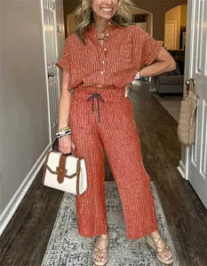 Set casual da donna a due pezzi a righe con camicia a maniche corte e pantaloni a gamba dritta
