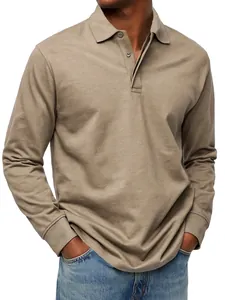 Detalle de polo de manga larga para hombre en color caqui con cuello abotonado