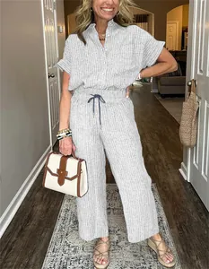 Set due pezzi casual a righe grigie e bianche con camicia e pantaloni coordinati da donna