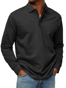 Detalle de polo negro de manga larga para hombre con puños acanalados y cuello abotonado.