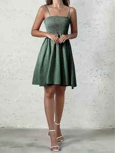 Vue détaillée d'une robe bohème verte à pois avec un corsage froncé et des bretelles