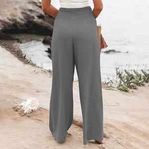 Vue de dos du pantalon gris femme à taille haute élastiquée et jambes larges sur plage