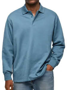 Gros plan d'un polo à manches longues bleu pour homme avec un col à revers boutonné