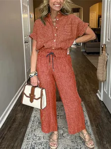 Completo due pezzi a righe arancioni da donna con camicia a maniche corte e pantaloni