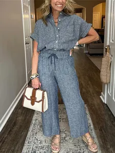 Completo due pezzi a righe da donna con camicia a maniche corte e pantaloni larghi