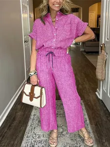 Completo casual da donna a righe rosa con camicia a maniche corte e pantaloni dritti