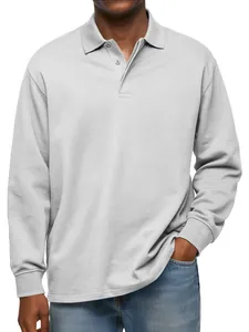 Détail d'un polo décontracté à manches longues pour hommes en gris avec bords-côtes.