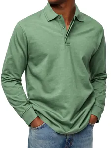 Vista detallada de polo de manga larga verde oliva para hombre con cuello con botones