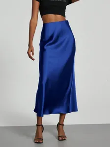 Detailansicht eines kobaltblauen Satin-Midirocks mit hoher Taille und Glanz-Finish