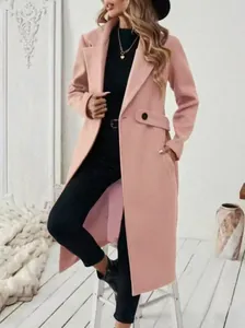 Vue complète d'un chic manteau en laine rose avec revers classique et bouton latéral